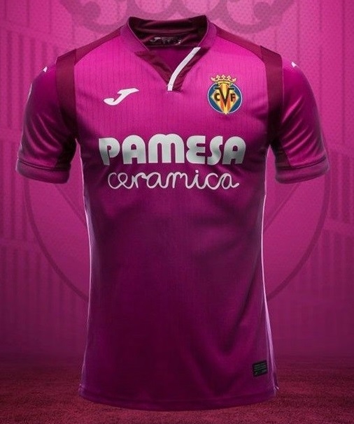 
Màu hồng trên áo sân khách CLB Villarreal lại trông quá sặc sỡ và nữ tính. Nhiều CĐV năm hẳn sẽ khó lòng chi tiền để mua chiếc áo đấu này từ đội bóng của Tây Ban Nha.