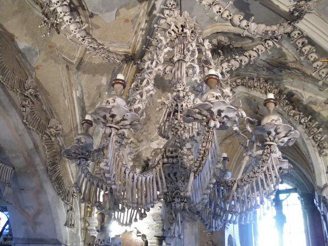 Một số nhà thờ sử dụng các phần xương người tạo thành những bức tường sọ người rùng rợn hay đèn chùm làm từ nhiều loại xương khác nhau của người chết.