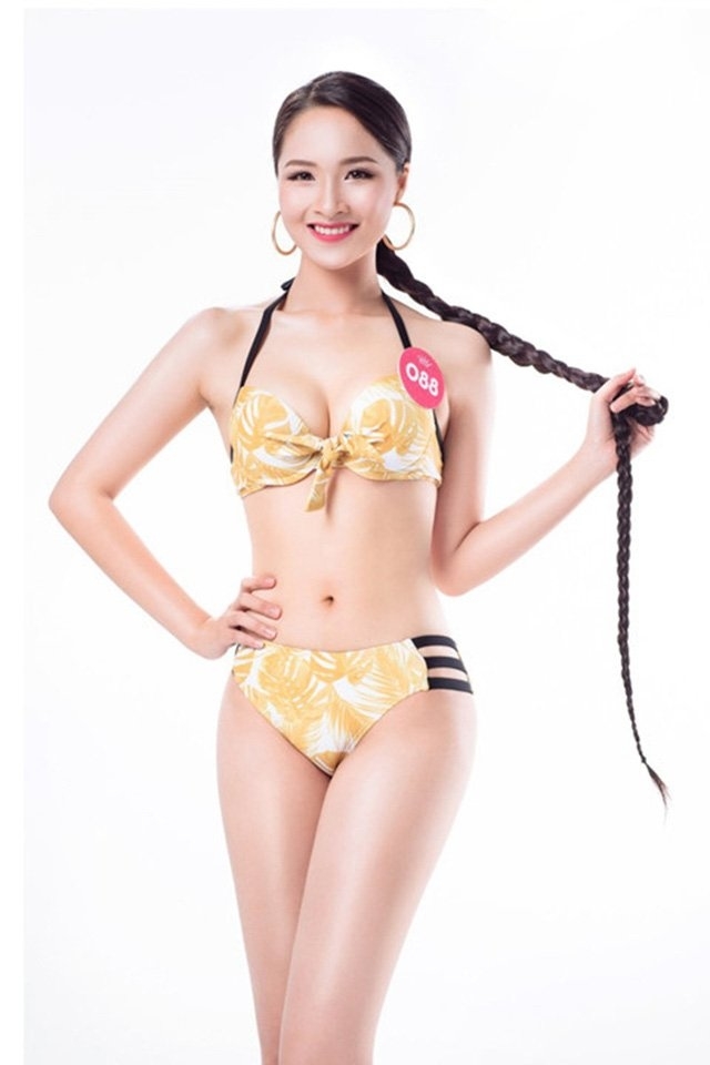 
Khánh Linh là một trong những thí sinh gây ấn tượng trong cuộc thi Hoa Hậu Việt Nam 2018 với mái tóc dài 140cm. Tỉ lệ thuận với độ dài chính là sự suôn mượt và óng ả đến khó tin. 
