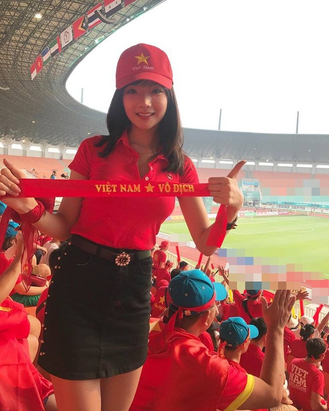 
Thủy Tiên xinh đẹp tham gia cổ vũ cho đội tuyển Olympic Việt Nam tại ASIAD 2018 - Ảnh: Internet