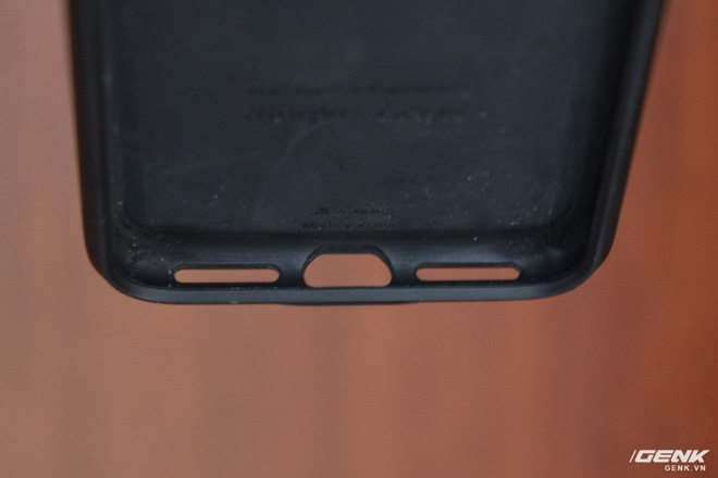 
Còn loại ốp có cạnh đáy khoét theo dải dài như hình có thể vừa với iPhone XS, song lại không mang tính thẩm mĩ cao khi các lỗ loa không khớp với ốp.