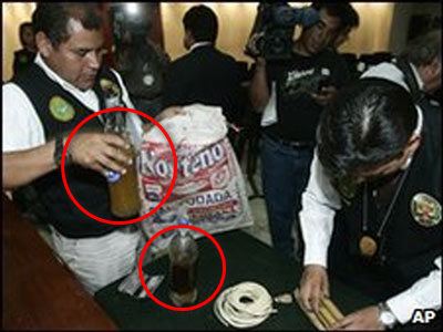 
Cảnh sát Peru khám nghiệm hai chai chứa mỡ người