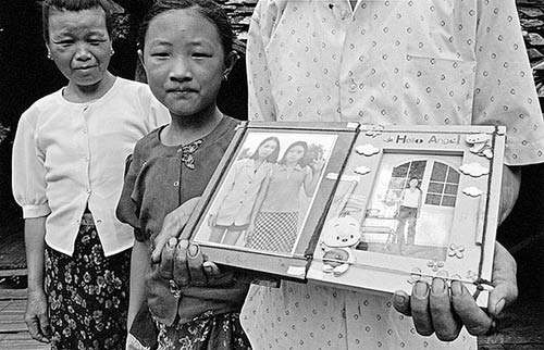 
Một người cha Trung Quốc giữ lại bức hình của con gái mình, đứa con gái ông đã bán vào nhà thổ. Các nhà thổ ở đây thường giục gia đình bán con em mình ngay từ khi chỉ mới 4 tuổi vì khách hàng sợ lây nhiễm HIV.