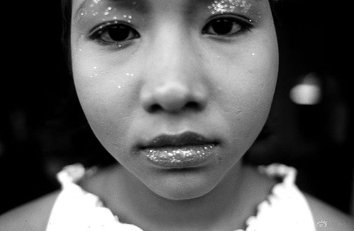 
Các tổ chức buôn người tại biên giới Campuchia thường lợi dụng mong ước đổi đời của các em gái nhỏ để dần dần lừa họ đi vào con đường mại dâm.