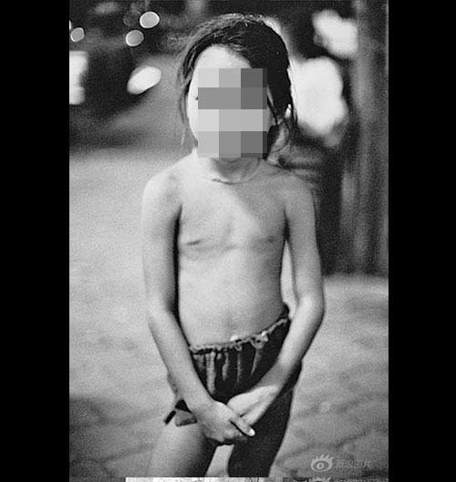 
Một em bé bị bán sang Campuchia để hành nghề mại dâm.