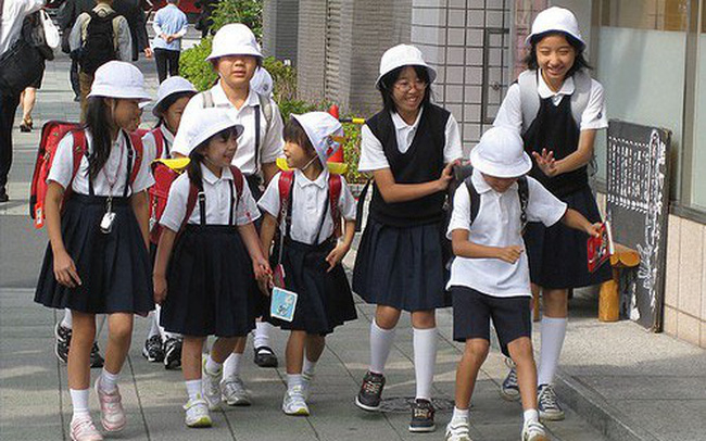 
Những em bé chỉ chừng học sinh cấp một, đeo cặp, đi bộ theo từng tốp băng qua các con phố để đi học - Ảnh minh họa: Internet