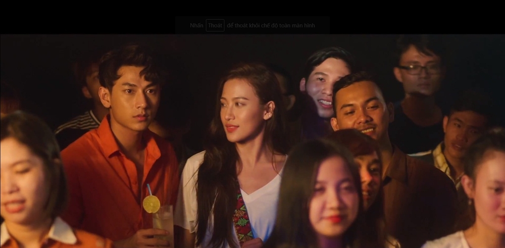 
Xuyên suốt MV là những cảnh quay đẹp nhất của cặp đôi Lam và Bảo Trung song song với hình ảnh Phan Ngân tràn đầy cảm xúc khi ghi âm ca khúc này. 