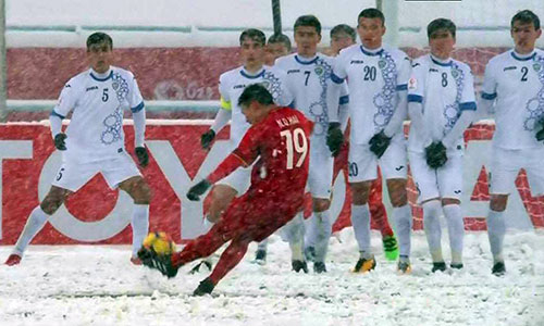 
Siêu phẩm "cầu vồng trong tuyết" là bàn thắng giúp Quang Hải được ca ngợi nhiều nhất và tới giờ vẫn chẳng ai quên được. 