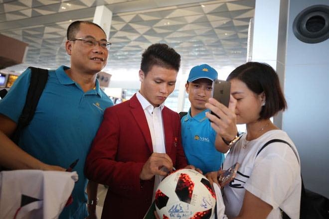 Quang Hải buồn hiu trên chuyến bay trở về Việt Nam, fan xót xa: