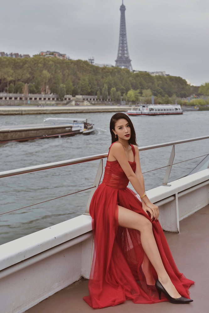 Quỳnh Anh Shyn bất ngờ xuất hiện tại hàng ghế đầu trong show thời trang ở Pháp