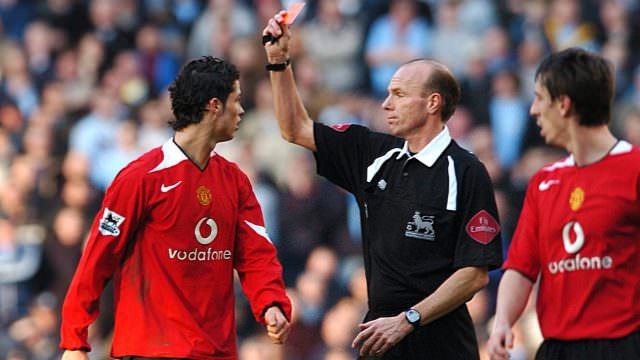 
Trận Derby Manchester vào ngày 14/1/2006 diễn ra với thế trận căng thẳng. Cristiano Ronald bị trọng tài chính "tặng" cho chiếc thẻ đỏ trực tiếp sau pha vào bóng với Andy Cole. Ngôi sao người Bồ khi đó đã nổi nóng vì cho rằng trọng tài đã thiên vị đội bóng áo xanh.