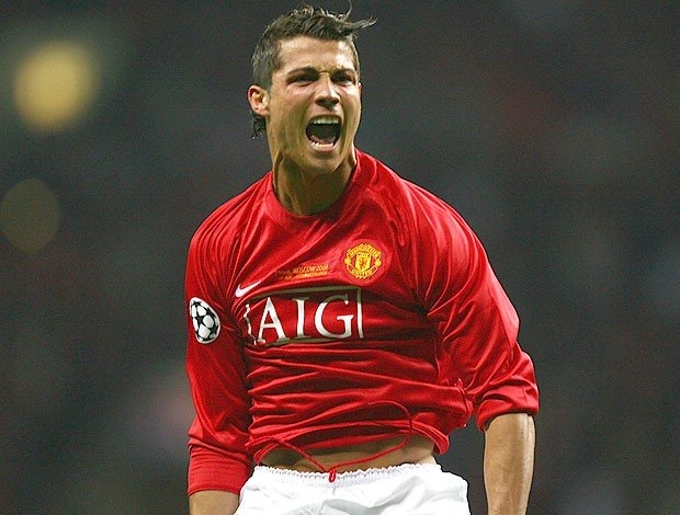 
Hồi còn thi đấu cho Man Utd, việc Ronaldo nhận thẻ đỏ không phải là điều gì quá xa lạ. Trong trận đấu với Man City ở mùa giải 2008, CR7 phải nhận 2 thẻ vàng và bị đuổi đi tắm sớm sau pha vào bóng từ phía sau đối với Shaun Wright-Phillips, trước đó Ronaldo đã có hành vi chơi bóng bằng tay.