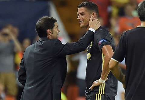 
Ronaldo khóc tức tưởi sau tấm thẻ đỏ.