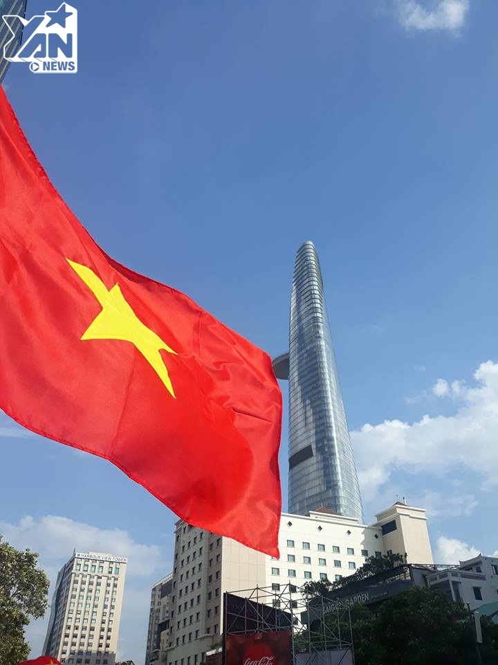 Sắc đỏ rực trời trên SVĐ Hàng Đẫy và khu vực phố đi bộ Nguyễn Huệ chờ kỳ tích từ Olympic Việt Nam