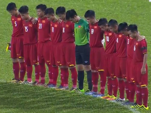 
Các cầu thủ U16 Việt Nam mặc niệm trước trận đấu với U16 Iran.