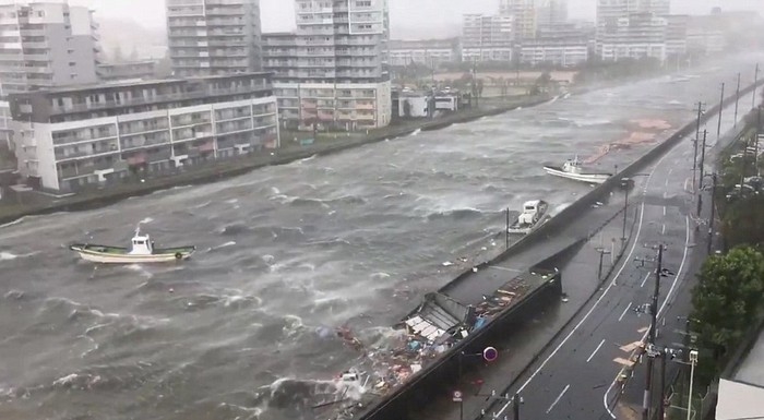 
Tại Nishinomiya, nhiều chiếc thuyền bị cuốn trôi theo dòng nước lớn
