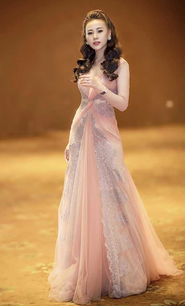 
Trước khi được biết đến với vai trò là một diễn viên, Phương Oanh đã từng là một người mẫu. Sở hữu số đo ba vòng đáng mơ ước là 88-62-94 cm, người đẹp thường xuyên khoe hình thể nóng bỏng trong những bộ trang phục cắt xẻ cực táo bạo. 