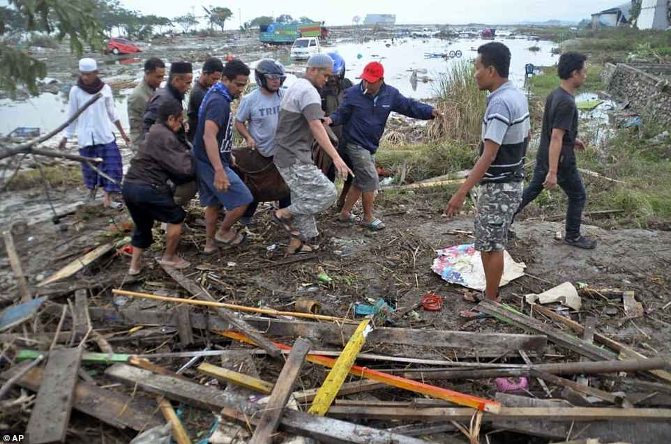 Sóng thần và động đất kinh hoàng, số người chết ở Indonesia tăng vọt lên hơn 800