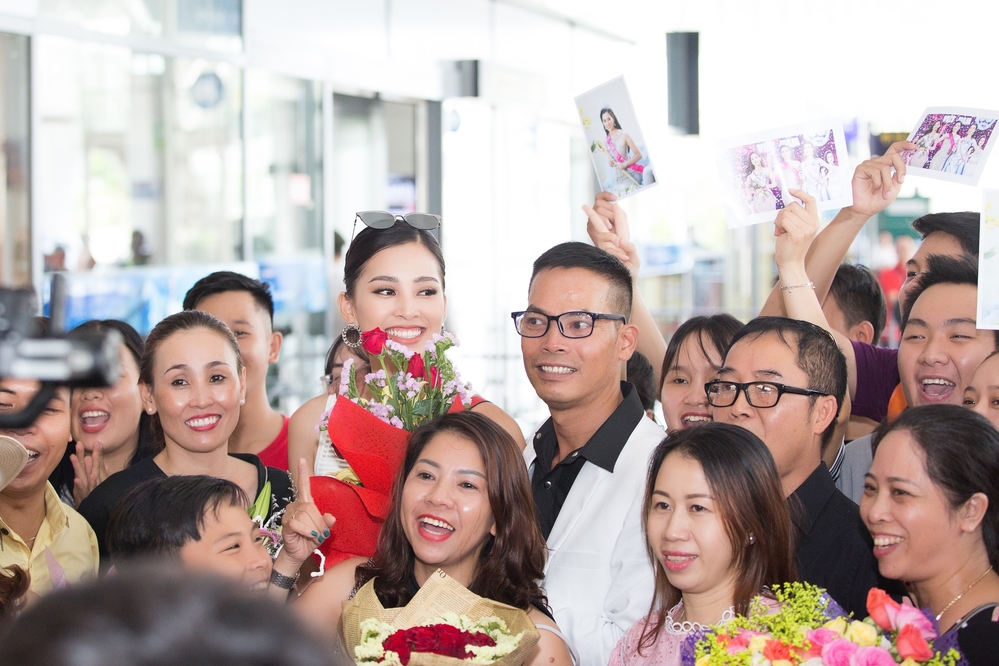 Hoa hậu Trần Tiểu Vy trở về nhà trong vòng tay gia đình và người dân Quảng Nam - Tin sao Viet - Tin tuc sao Viet - Scandal sao Viet - Tin tuc cua Sao - Tin cua Sao