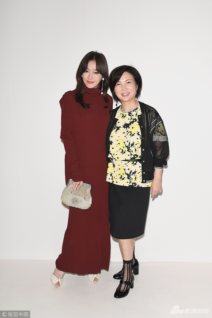 
Tần Lam được công chúng quốc tế dõi theo ngay từ những ngày đầu tham dự Milan Fashion Week 2018, mọi thông tin lẫn hình ảnh của cô đều được cập nhật rất thường xuyên.