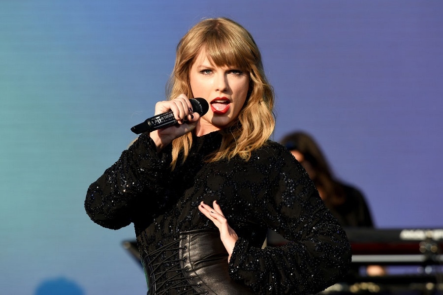 
Taylor Swift chuẩn bị trở thành nữ ca sĩ xuất sắc nhất mọi thời đại tại AMAs.