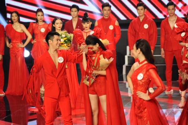 Hương Giang đánh bại Kỳ Duyên đưa học trò giành giải Vàng Siêu mẫu Việt Nam 2018