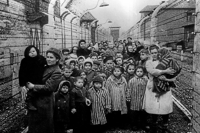 
(Những đứa trẻ trong trại tập trung)