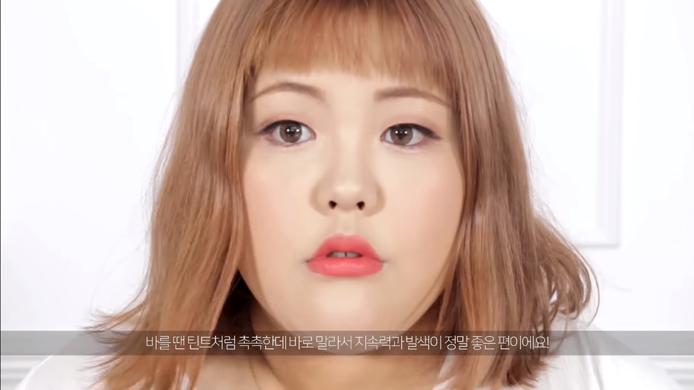 
Còn về đôi môi thì Soo Bin chọn cùng tông với phấn má là hồng cam và đây là thành quả sau khi tô điểm bằng son sáp.
