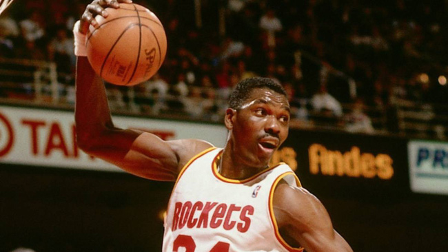 
Hakeem Olajuwon được xem là trung phong vĩ đại nhất của Houston Rockets khi đem về cho đội bóng này hai chức vô địch VBA liên tiếp vào năm 1994 và 1995. Năm 2002, ông giải nghệ với trung bình 21,8 điểm với 11,1 rebounds, 3,1 blocks và 3 mất bóng.