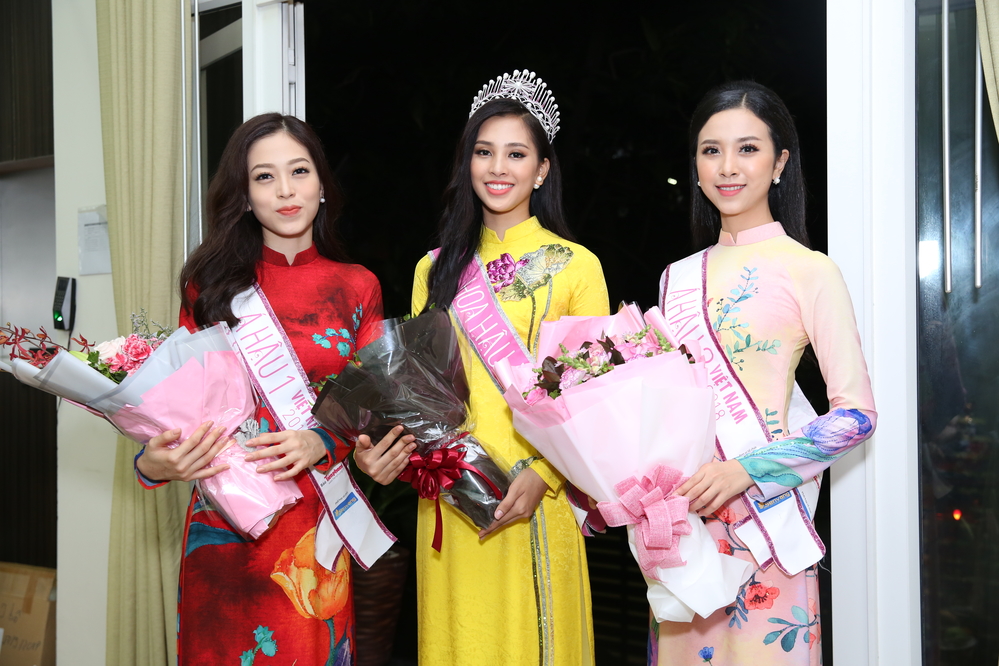 Hoa hậu Trần Tiểu Vy diện áo dài vàng rực đẹp 