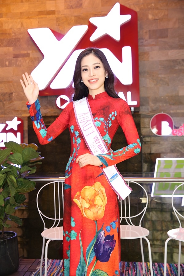 Hoa hậu Trần Tiểu Vy diện áo dài vàng rực đẹp 