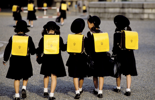 
Trẻ em Nhật Bản tự đi học hàng ngày - Ảnh: Internet