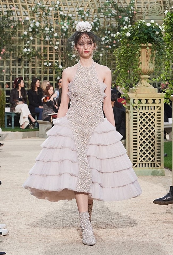 
Chiếc váy được cho là phiên bản gốc của thương hiệu Chanel. Thiết kế này cũng có phần thân váy ánh kim lấp lánh vô cùng nổi bật và phần bèo tầng 2 bên.