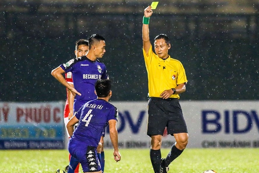 
Sai lầm ngớ ngẩn của trọng tài Trần Văn Lập trong trận đấu giữa B. Bình Dương và Than Quảng Ninh ở vòng 22 hôm 14.9 vừa qua.