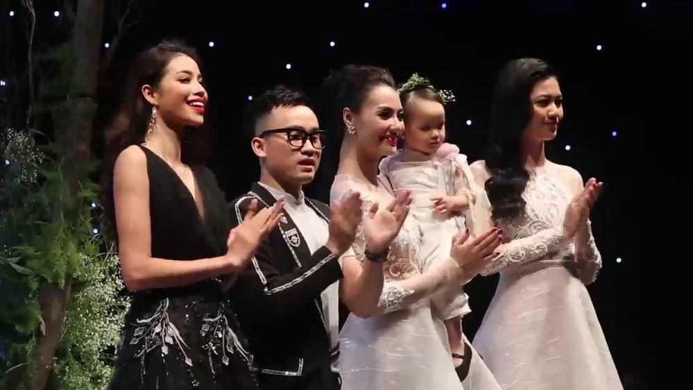 
Sự cố Hương Giang bị "bỏ rơi" trong hậu trường và vị trí đó bị thay bởi người mẫu Hồng Quế tại show thời trang của Hà Duy đã khiến công chúng vô cùng "phẫn nộ", và "dậy sóng" dư luận vô cùng mạnh mẽ.