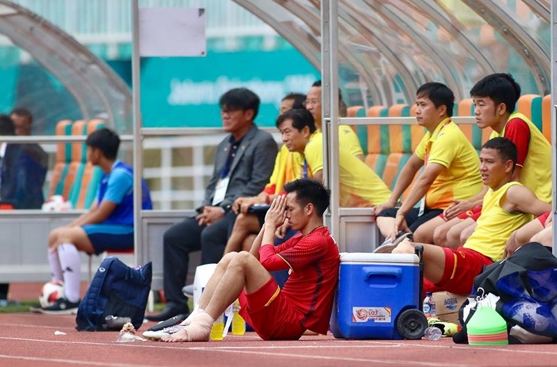 
Không thể tiếp tục thi đấu, Văn Quyết đành ngồi ngoài dõi theo các tình huống trên sân. Ngoài ra, anh cũng không quên cầu nguyện một chiến thắng cho ĐT Olympic Việt Nam.
