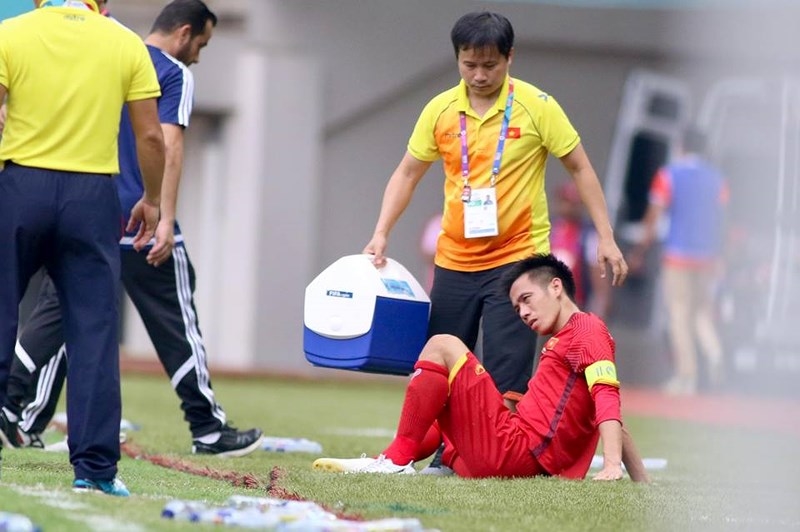 
Văn Quyết nhanh chóng được các bác sĩ chẩn đoán và cầu thủ người Hà Nội tỏ ra vô cùng đau đơn và buồn bã khi không thể tiếp tục đồng hành cùng các đồng đội.