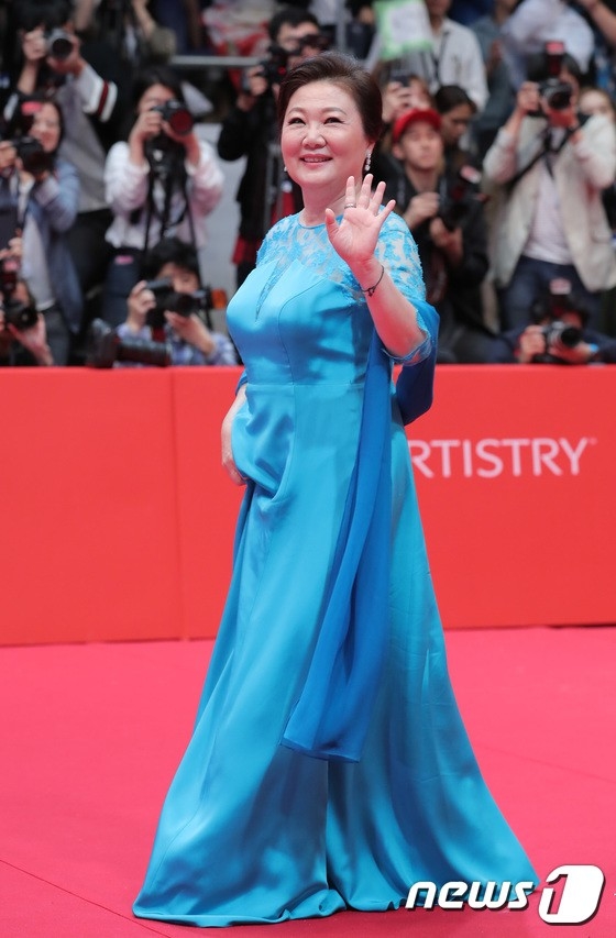 
Kim Hee Sook với biệt danh "Bà mẹ quốc dân" quý phái trên thảm đỏ.