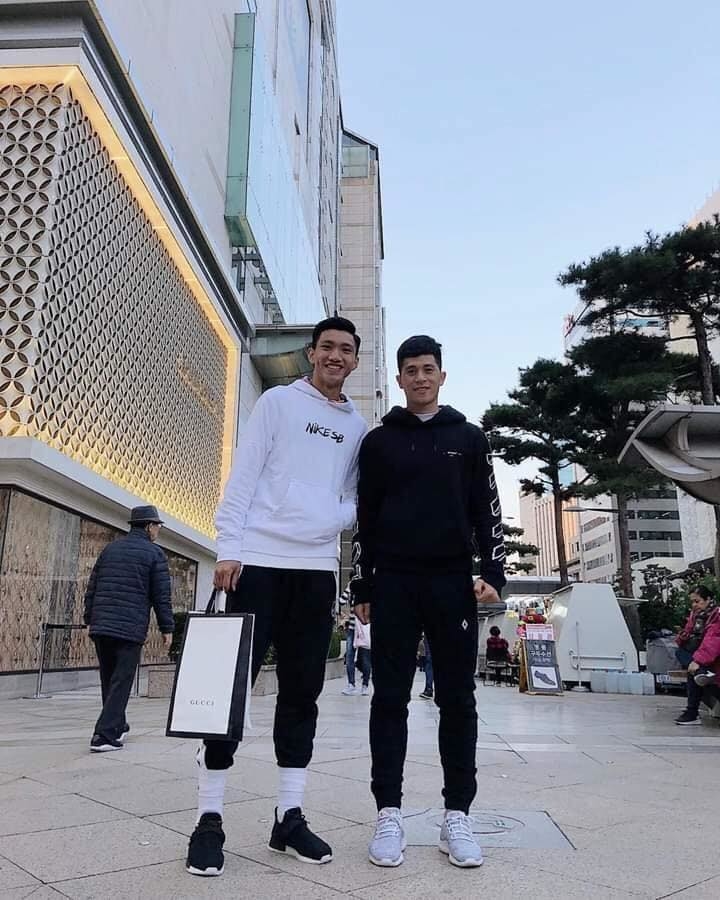 
Hai cầu thủ thuộc biên chế CLB Hà Nội là Văn Hậu và Đình Trọng cùng nhau đi mua sắm.