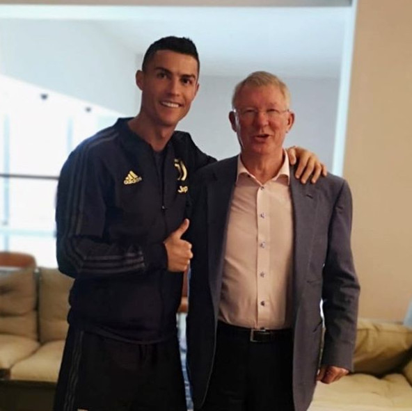 
Ronaldo đến thăm người thầy Alex Ferguson.