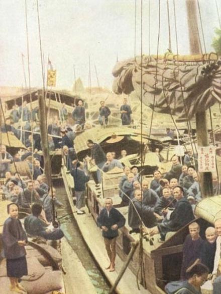 
Thiếu thốn việc làm, hàng trăm đàn ông Trung Quốc thời kỳ đó chờ ở bến tàu để bốc vác thuê