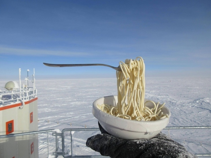
Nhiệt độ tại một trạm nghiên cứu ở Nam Cực thấp tới nỗi đồ ăn cũng đóng băng giữa không trung