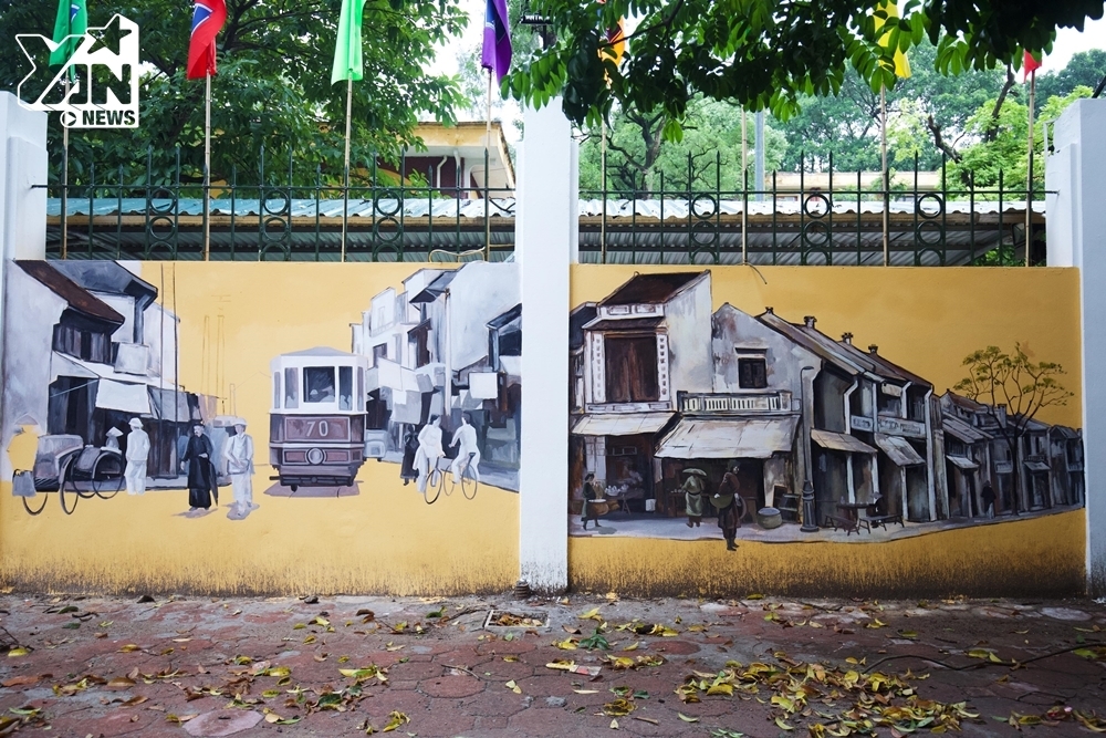Giới trẻ háo hức checkin với bức tường bích họa trên đường Phan Đình Phùng: Có một Hà Nội quá 