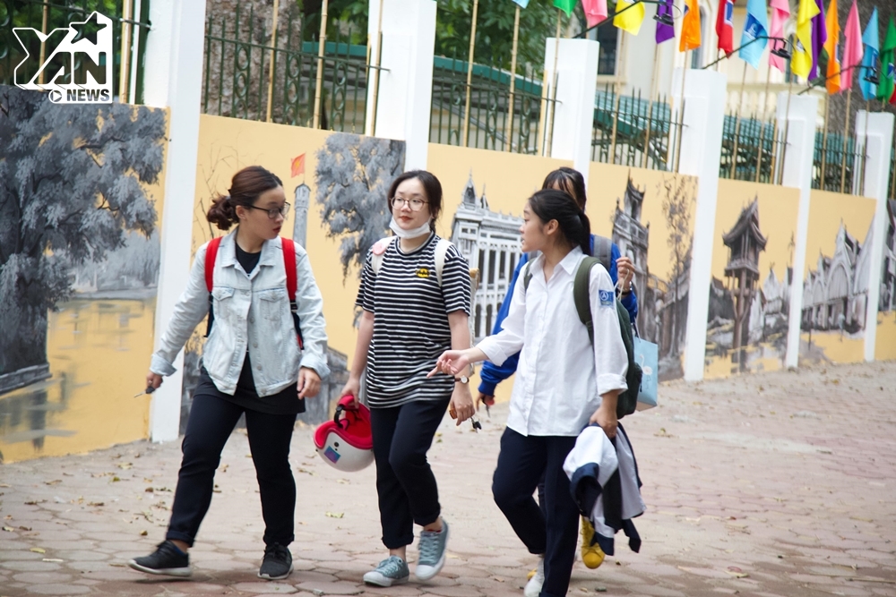Giới trẻ háo hức checkin với bức tường bích họa trên đường Phan Đình Phùng: Có một Hà Nội quá 