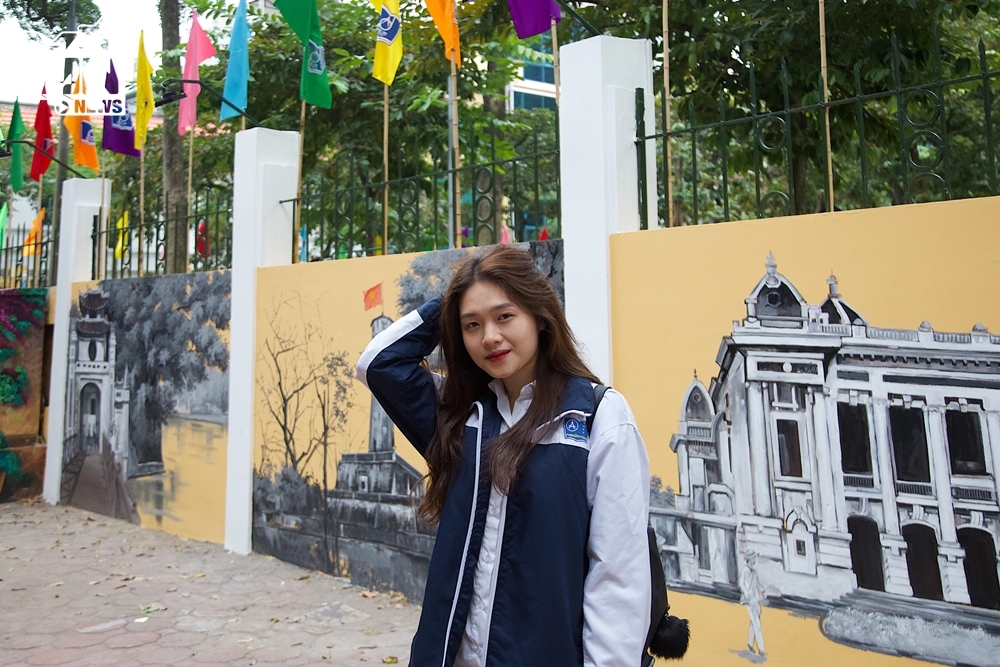 
Cô bạn học trường Phan Đình Phùng trông thật đáng yêu với những bức tường bích họa