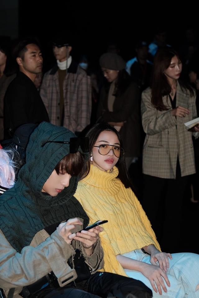 Hết xuất hiện trên Vogue, Thiên Nga The Face khoe ảnh ngồi hàng đầu xem show ở Seoul Fashion Week
