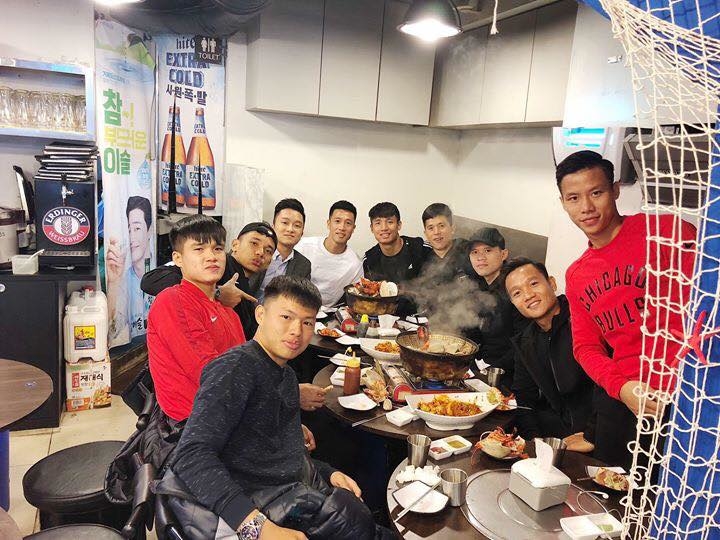 
Quế Ngọc Hải dẫn đầu một nhóm cầu thủ để cùng nhau đi thưởng thức các món ăn đặc trưng của xứ sở Kim Chi.