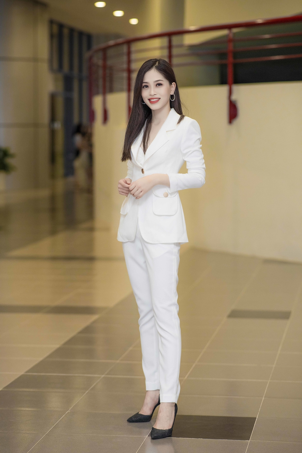 Á hậu Bùi Phương Nga trở về trường trước khi lên đường tham dự thi Miss Grand International 2018 - Tin sao Viet - Tin tuc sao Viet - Scandal sao Viet - Tin tuc cua Sao - Tin cua Sao