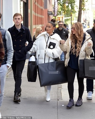 
Ariana Grande đã vui vẻ xuống phố mua sắm cùng người bạn thân
