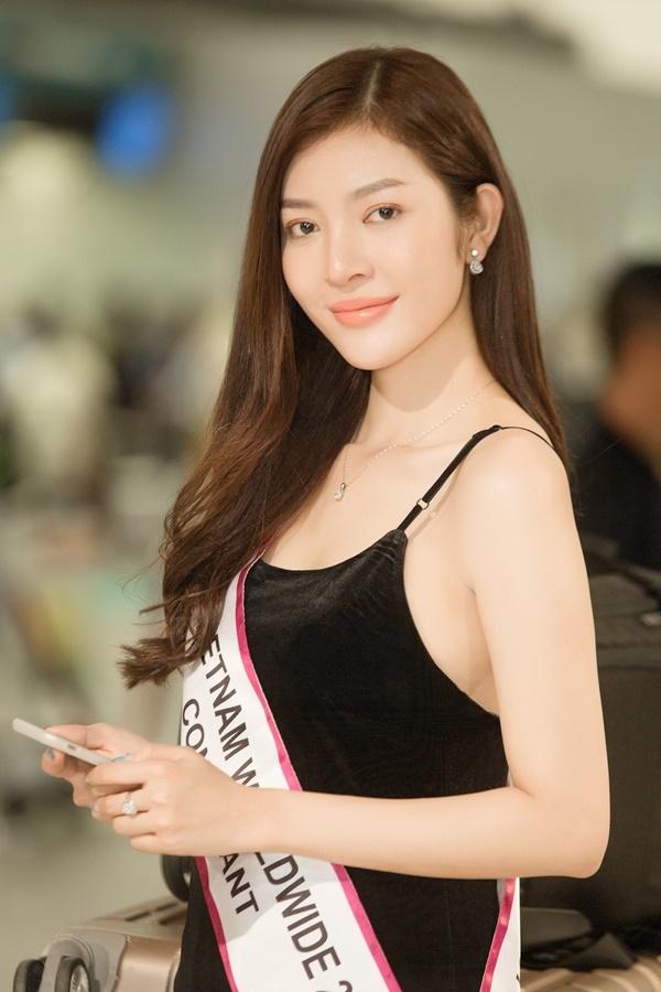 
Trước khi lên đường bay sang Đài Loan, người đẹp cũng chia sẻ: "Tham gia bất kỳ cuộc thi sắc đẹp nào tôi cũng đều lo lắng đến mất ngủ".
